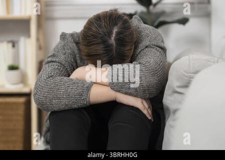 Trauriges Übergewicht plus Größe Frau, die über Probleme auf dem Sofa denkt, verärgert Mädchen, das sich einsam und traurig fühlt von schlechter Beziehung oder depressiven Frauen Störung Männer Stockfoto