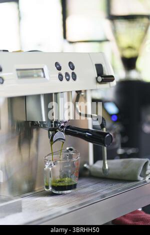 Barista Kaffeemaschine im Café selektiver Fokus Zubereiten Sie heißer Kaffee Espresso mit professioneller Kaffeemaschine zu Stockfoto