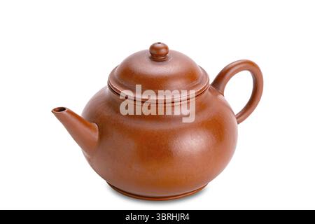 Hoher Winkel der alten chinesischen Teekanne aus Ton isoliert auf weißem Hintergrund mit Schneidepfad Stockfoto