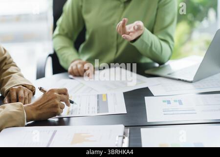 Teamleiter Coach unterrichten junge Mitarbeiter auf Papier erklären für den Geschäftsplan Zuhören Gesprächspartner und Besprechen der neuen Projektpräsentation ernsthafte Profis Stockfoto