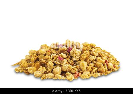 Haufen von trockenem knusprigem Müsli mit Erdbeere und Himbeere isoliert auf weißem Hintergrund mit Schneidepfad Stockfoto