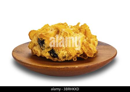 Einzelnes köstliches hausgemachtes knuspriges Cornflakes-Cookie in Holzplatte isoliert auf weißem Hintergrund mit Schneidepfad Stockfoto