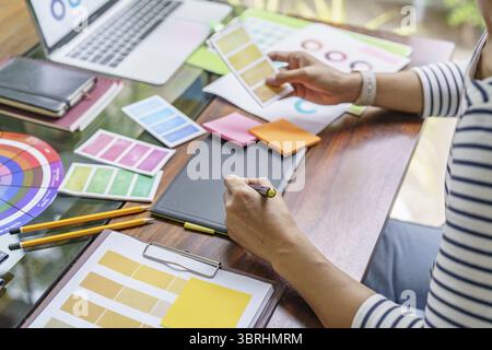 Teamwork Brainstorming Creative Idea Business Projekt. Geschäftsleute treffen sich, um sich Notizen zu machen, während sie mit Farbmuster diskutieren, um Ideen zu teilen Stockfoto
