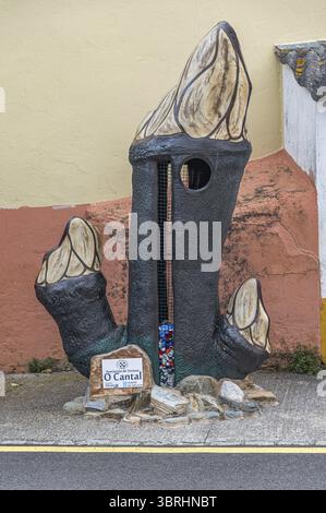 RINLO, SPANIEN - 1. SEPTEMBER 2022: Skulptur Percebe Solidario (Solidarity Barnacle) in Rinlo, Spanien, sammelt Plastikkappen zum Recycling. Der Nakel Stockfoto