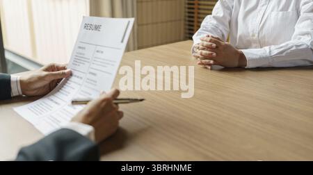 Prüfer liest einen Lebenslauf während des Vorstellungsgesprächs im Büro Business and Human Resources Concept Stockfoto