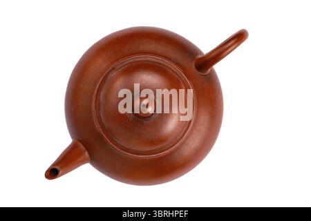Blick von oben auf alte chinesische Teekanne aus Lehm isoliert auf weißem Hintergrund mit Schneidepfad Stockfoto