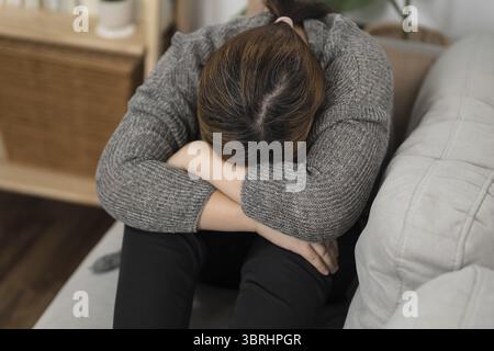 Trauriges Übergewicht plus Größe Frau, die über Probleme auf dem Sofa denkt, verärgert Mädchen, das sich einsam und traurig fühlt von schlechter Beziehung oder depressiven Frauen Störung Männer Stockfoto