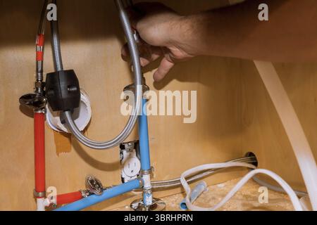 Reparatur in Klempner Installation montieren Sie neuen Mixer Hände tippen Sie auf Arbeitnehmer Nahaufnahme Klempner Werkzeuge und Geräte in einem Badezimmer Stockfoto