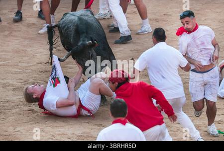 Pamplona, Spanien. Juli 2025. Eine wilde Kuh zieht ihn nach dem siebten von acht „encierros“ oder beim „Running-with-the-Bulls“ bei der berühmten Fiesta de San Fermín am Sonntag, den 13. Juli 2025. Das 8-tägige fest ist auch das einzige Feria del Toro oder Bullenfest, das täglich „encierros“ und Stierkämpfe am Nachmittag umfasst. Foto von Jim Hollander/UPI Credit: UPI/Alamy Live News Stockfoto