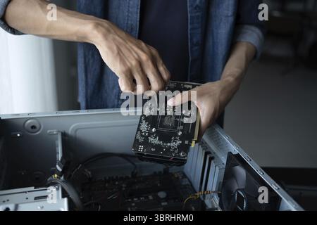IT-Ingenieur Installation Hardware Ausrüstung Entwicklung Facility Engineer Wartung Computer Motherboard elektronische Reparaturwerkstatt Technologiegeschäft Stockfoto