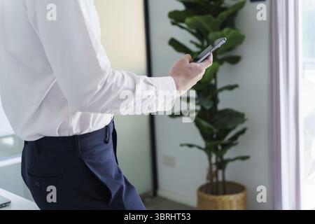 Asiatischer Geschäftsmann, der mit Laptop arbeitet. Junger Geschäftsmann, der auf der Arbeit denkt Stockfoto
