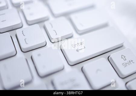 Hände einer Geschäftsfrau Zeigefinger drücken die Eingabetaste auf der Computertastatur Stockfoto