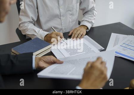 Rechtsberater präsentiert auf dem Client einen unterzeichneten Vertrag mit Hammer und rechtlichen Gesetz. Justiz und Rechtsanwalt Konzept Stockfoto