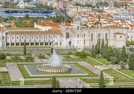 LISSABON, PORTUGAL - 8. NOVEMBER 2014: Aus der Vogelperspektive des Klosters Jeronimos und des Stadions Restelo (wo C.F. Belenenses spielt), von der Spitze des Stockfoto