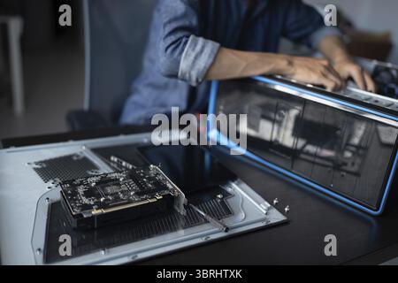 IT-Ingenieur Installation Hardware Ausrüstung Entwicklung Facility Engineer Wartung Computer Motherboard elektronische Reparaturwerkstatt Technologiegeschäft Stockfoto