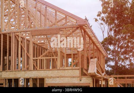 Bau, Holz framing neues Haus im Bau Dach wird gegen den blauen Himmel gebaut Stockfoto