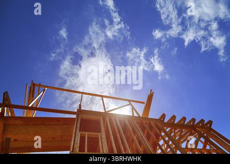 Neubau-Haus-Rahmen vor blauem Himmel, Nahaufnahme des Rahmens Stockfoto