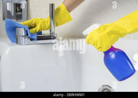 Großartiges Konzept der Hausreinigung, Hand mit Handschuh Reinigungsbad Stockfoto