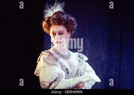 Francesca Annis (Gertrude) in WEILER von Shakespeare at the Hackney Empire, London E8 28/02/1995 an Almeida Theatre Set Design: Peter J Davidson Kostüme: James Acheson Beleuchtung: Mark Henderson Regie: Jonathan Kent Stockfoto