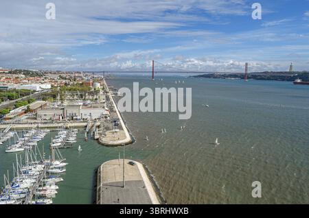 LISSABON, PORTUGAL - 8. NOVEMBER 2014: Aus der Vogelperspektive auf den Tejo von der Spitze des Denkmals der Entdeckungen, mit der Brücke 25 de Abril in Th Stockfoto