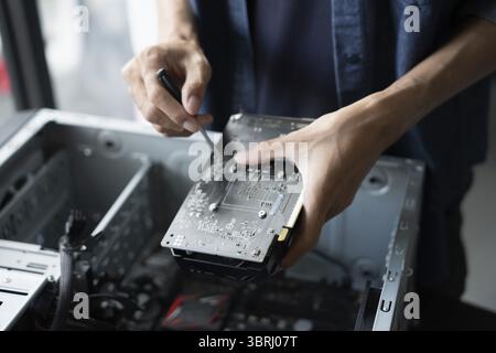 IT-Ingenieur Installation Hardware Ausrüstung Entwicklung Facility Engineer Wartung Computer Motherboard elektronische Reparaturwerkstatt Technologiegeschäft Stockfoto