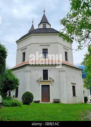Blick auf die achteckige barocke römisch-katholische Kirche unserer Lieben Frau in Klausen, Südtirol, Italien Stockfoto