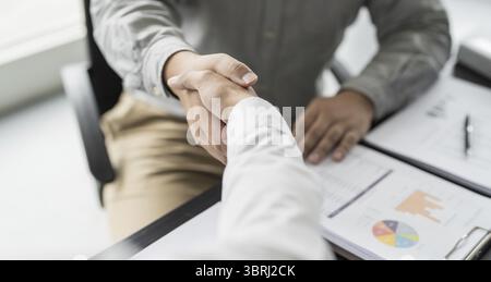 Geschäftsmann schüttelt die Hand und macht erfolgreich einen Deal. mans Handshake. Business Partnership Meeting-Konzept Stockfoto