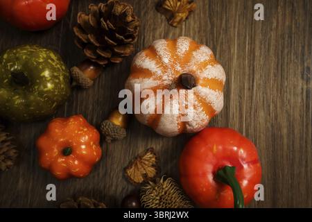 Halloween Dekorationen Hintergrund. Halloween gruseliger Kürbiskopf auf Holztisch Halloween-Feiertagskonzept Stockfoto