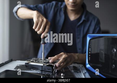 IT-Ingenieur Installation Hardware Ausrüstung Entwicklung Facility Engineer Wartung Computer Motherboard elektronische Reparaturwerkstatt Technologiegeschäft Stockfoto