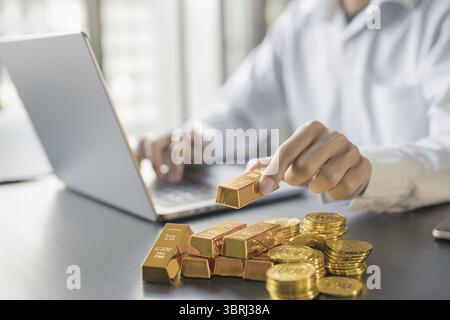 Gold Trading Geschäftsmann Hand bietet Gold Investition in Goldminenunternehmen oder Handel Gold an der Börse steigende Goldpreise Stockfoto