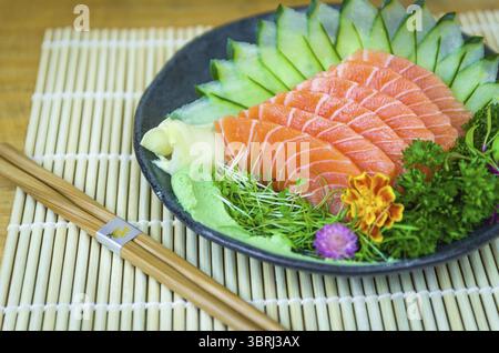 Sushi-Set (Combo). Traditionelle japanische Küche, erstklassiges Sashimi in eleganter Umgebung Stockfoto