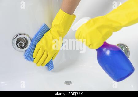 Großartiges Konzept der Hausreinigung, Hand mit Handschuh Reinigungsbad Stockfoto