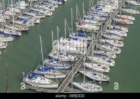 LISSABON, PORTUGAL - 8. NOVEMBER 2014: Aus der Vogelperspektive des Belem Docks (Marina von Belem) von der Spitze des Denkmals der Entdeckungen in Lissabon, Portugal Stockfoto