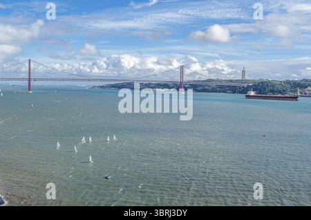 LISSABON, PORTUGAL - 8. NOVEMBER 2014: Aus der Vogelperspektive auf den Tejo von der Spitze des Denkmals der Entdeckungen, mit der Brücke 25 de Abril in Th Stockfoto