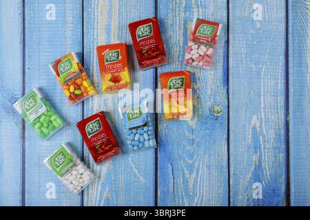 New York NY 08.November 2019: TIC TAC mint Boxen von Paketen auf Holz Hintergrund Stockfoto