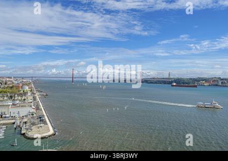 LISSABON, PORTUGAL - 8. NOVEMBER 2014: Aus der Vogelperspektive auf den Tejo von der Spitze des Denkmals der Entdeckungen, mit der Brücke 25 de Abril in Th Stockfoto