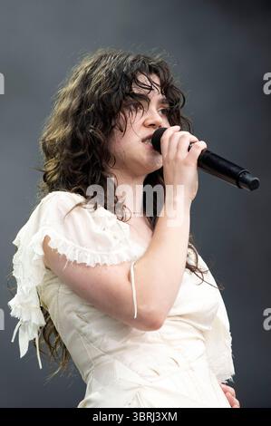 Abigail Morris von The Last Dinner Party live beim Lollapalooza Berlin 2025 präsentiert von Telekom im Olympiapark und Olympiastadion. Berlin, 12.07.2025 Stockfoto