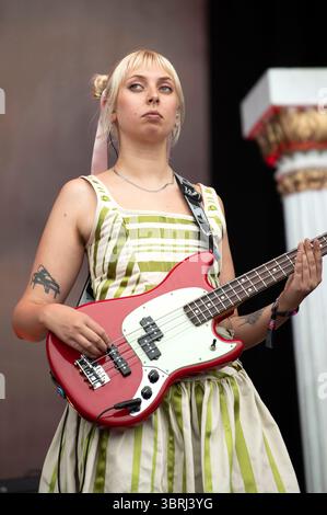 Georgia Davies von The Last Dinner Party live beim Lollapalooza Berlin 2025 präsentiert von Telekom im Olympiapark und Olympiastadion. Berlin, 12.07.2025 Stockfoto
