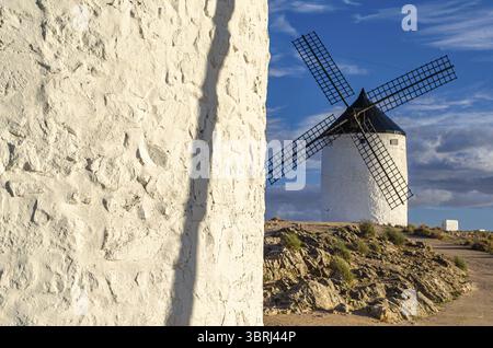 Typische Windmühlen im Dorf Consuegra, Provinz Toledo, Castilla La Mancha, Spanien Stockfoto