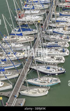 LISSABON, PORTUGAL - 8. NOVEMBER 2014: Aus der Vogelperspektive des Belem Docks (Marina von Belem) von der Spitze des Denkmals der Entdeckungen in Lissabon, Portugal Stockfoto
