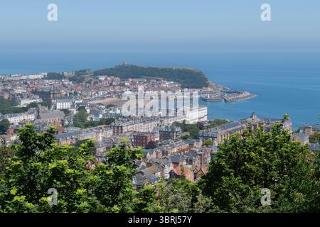 Ein Blick vom Oliver's Mount über die Küstenstadt Scarborough mit der Stadt, dem Schloss, dem Strand, dem Hafen und der South Bay Stockfoto