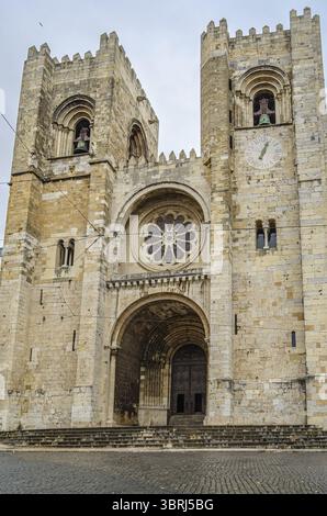 Die Kathedrale Santa Maria Major, auch als Kathedrale von Lissabon oder auch SE de Lisboa bezeichnet, ist die älteste Kirche in Lissabon, Portugal, die 114 erbaut wurde Stockfoto