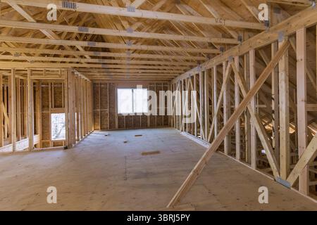 Neubau von beam Bau Haus umrahmt die Rahmung vor blauem Himmel Stockfoto