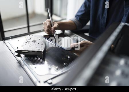 IT-Ingenieur Installation Hardware Ausrüstung Entwicklung Facility Engineer Wartung Computer Motherboard elektronische Reparaturwerkstatt Technologiegeschäft Stockfoto