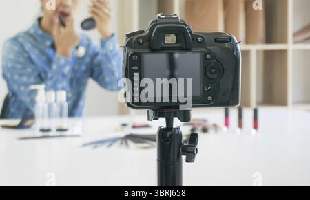 Professionelle Frau Bloggerin Vloggerin zeigt Kosmetikprodukte mit Aufnahme Video Make-up Künstler wendet Rouge Puder und arbeitet mit Beautiful AS Stockfoto