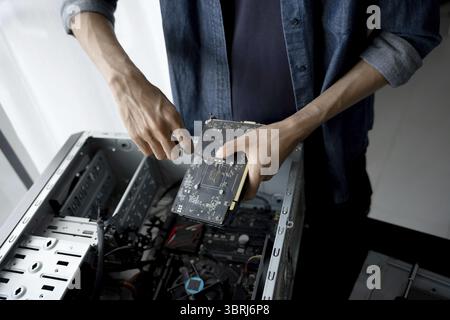 IT-Ingenieur Installation Hardware Ausrüstung Entwicklung Facility Engineer Wartung Computer Motherboard elektronische Reparaturwerkstatt Technologiegeschäft Stockfoto