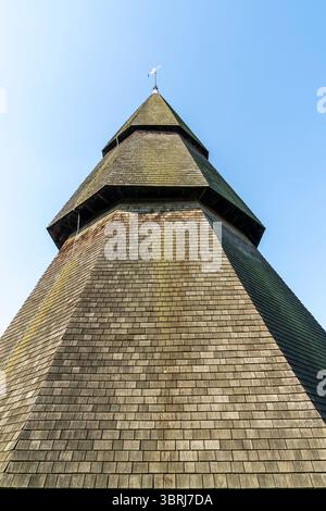 Der freistehende Glockenturm aus dem 13. Jahrhundert neben der St. Augustinerkirche in Brookland. Achteckiges Gebäude aus Holz und überall mit Schindeln. Blauer Himmel. Stockfoto