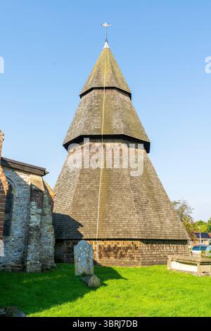 Der freistehende Glockenturm aus dem 13. Jahrhundert neben der St. Augustinerkirche in Brookland. Achteckiges Gebäude aus Holz und überall mit Schindeln. Blauer Himmel. Stockfoto
