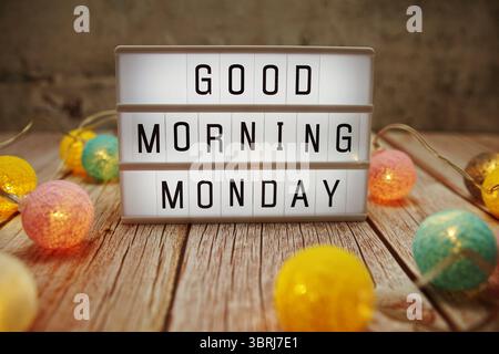 Guten Morgen Montag Text auf Lightbox auf Holzhintergrund Stockfoto