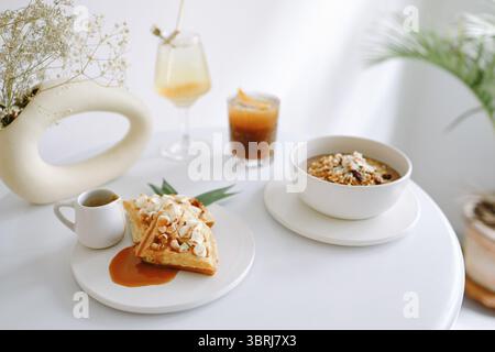 Gesunde Frühstücksschüssel Joghurt Müsli sauber essen vegetarisches Essen Konzept Stockfoto